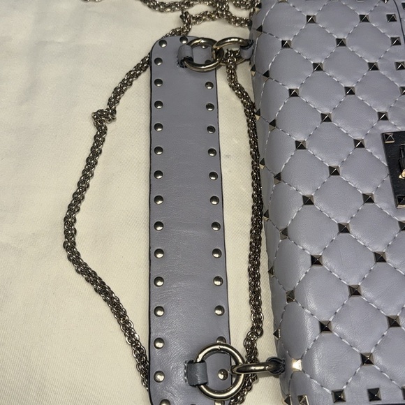 Preloved Garavani Valentino stud 2 way bag excellent condition color is grey. - Picture 7 of 12